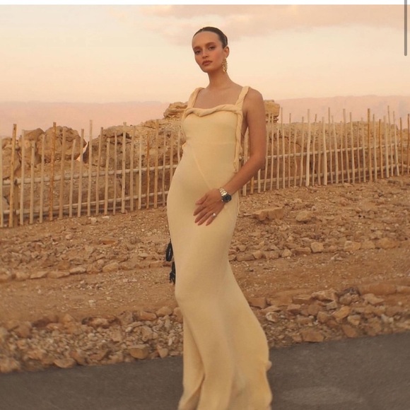 ❌SOLD❌H&M Studio Collection TWIST-DETAIL CRINKLED DRESS in Pastel Yellow - Picture 6 of 16